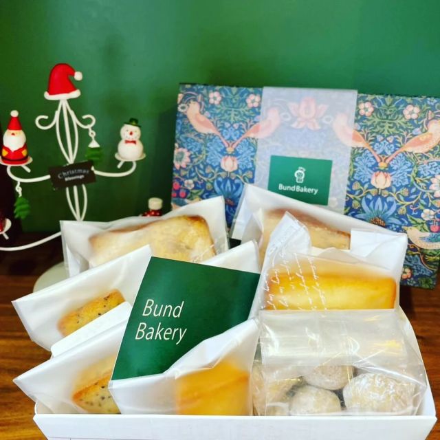 【焼菓子ギフト予約受付中！】
こんにちは！
だんだん慌ただしく年末らしくなってきました。
ブントベーカリーではクリスマスのシュトレン、焼菓子ギフトのご予約を受け付けております😀

今日はAki's Ovenさん　@aki__oven 　の焼菓子ギフトをご紹介します。

Aki'sOvenさんからのメッセージです。
「クリスマスの準備が始まっていますね。
Aki's Ovenでも皆様への今年一年の感謝の気持ちを込めて、ご好評いただいた焼菓子を詰め合わせた『クリスマス限定BOX』をご用意致します。
焼菓子3種をクリスマス限定のウィリアムモリス柄のギフトBOXにお詰めしてBundBakeryさんにて期間限定でお渡し致します。
ご購入はご予約のみ、個数限定での販売です。
皆様の心弾むクリスマスに寄り添えたら嬉しく思います。」

ギフトの内容
・フィナンシェ（プレーン）2個
・フィナンシェ（紅茶）2個
・パウンドケーキ（バニラ）1個
・パウンドケーキ（ダブルショコラ）1個
・ブールドネージュ（ペカンナッツ）10個入り1袋

価格　2500円（税込）

限定数　20箱

予約締切　12月17日（日）

詳細は以上になります。
ご予約はブントベーカリーのお電話、DMにて受け付けております。
いつも人気の焼菓子です。ご予約はお早めに。

シュトレンのご予約締切は明日までになります。
こちらもよろしくお願い致します🙇

#BundBakery
#クリスマス
#焼菓子
#ギフト
#Aki'sOven
