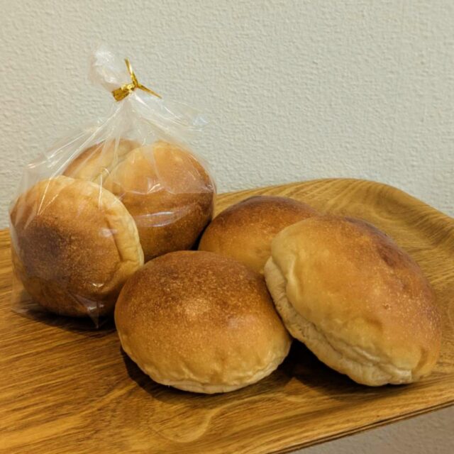 【プチパン】
こんにちは😊
だいぶ寒くなって来ましたね
乾燥してきたので風邪対策しっかりしていきましょう🫡

今日は定番のロールパンをご紹介
『プチパンロール』
あんぱんやクリームパンに使っている「酒種生地」で作ったテーブルロールです
甘めの生地が酒種の効果でさらにしっとりとした食感に仕上がっております✨
そのまま食べてもサンドイッチにしても甘いものと一緒に食べても何をしても美味しい万能パンです💯
お好きな食べ方を見つけてみてください😊

#ブントベーカリー
#千葉市パン屋
#酒種パン
#ロールパン
#朝食
#ランチ