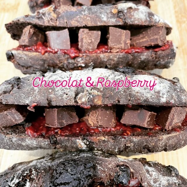 【ショコラズベリー❤️】
こんにちは😊
今週はとても寒くなりますね😰🧣🧥
最大級の防寒で何とか乗り切りましょう💪

1月も後半戦
この時期はチョコが恋しくなりますね🩷

『ショコラズベリー』
香り高いカカオパウダーをふんだんに使ったクランベリー入りのカカオ生地に自家製ラズベリージャムとオリジナルのブロックチョコをサンドした大人味のチョコパンです✨

この商品も4年目になりました😊
毎年人気の商品です💕
ぜひチェックしてください！

#ブントベーカリー
#チョコ
#ラズベリー
#バレンタイン
#期間限定