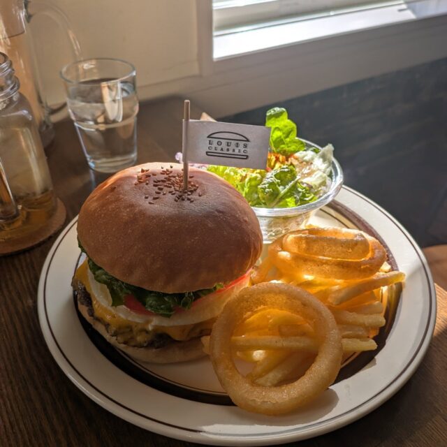 【美味しいハンバーガー🍔】
こんにちは！
今日は美味しいハンバーガーのご紹介🍔

モノレールの小倉台駅の近くにあるハンバーガーショップ
『ルイスクラシック』　@louisclassic_est2013 
こちらでブントベーカリーのバンズを使っていただいています☺️

肉にこだわったパティや手作りベーコンを使ったハンバーガーは本当に美味しいのでぜひ食べていただきたいです✨
美味しいハンバーガーが食べたくなったらぜひ行ってみてください！

#ブントベーカリー
#ルイスクラシック 
#ハンバーガー
#小倉台
#千葉市グルメ